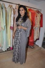 Kajol at designer preview at Zarine Khan_s Fizaa in Juhu, Mumbai on 17th Oct 2012 (104).JPG